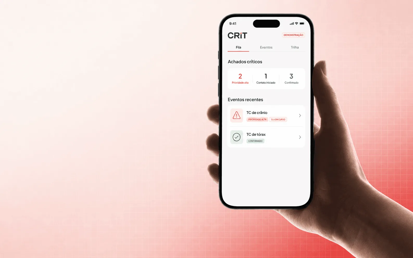 Aplicativo CRIT aberto em um iPhone segurado por uma mão